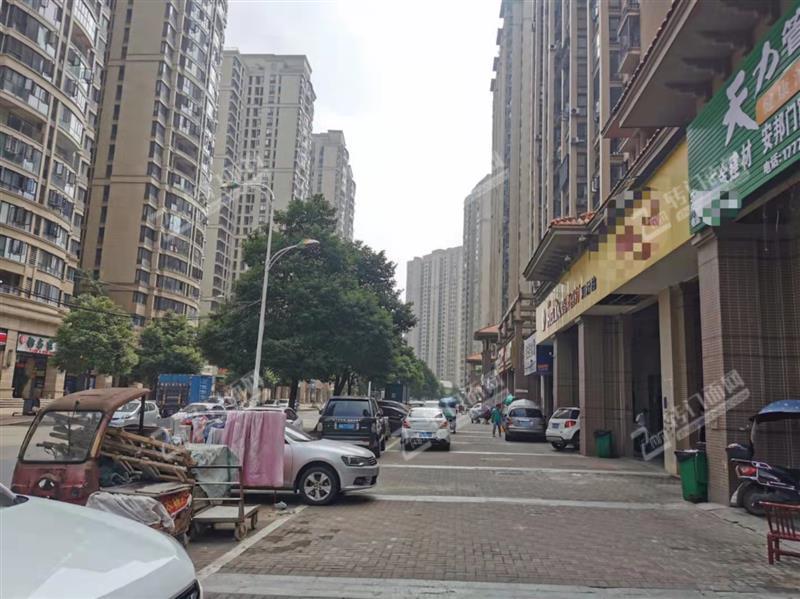 低价捡漏子！无限制急转十字路口旁170平米旺铺